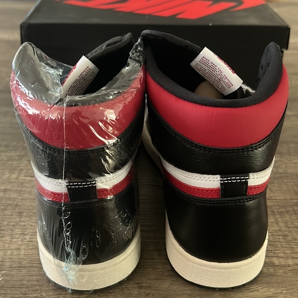 Air Jordan Retro 1 High OG Gym Red - Size M 9 - NWT - Picture 3 of 12